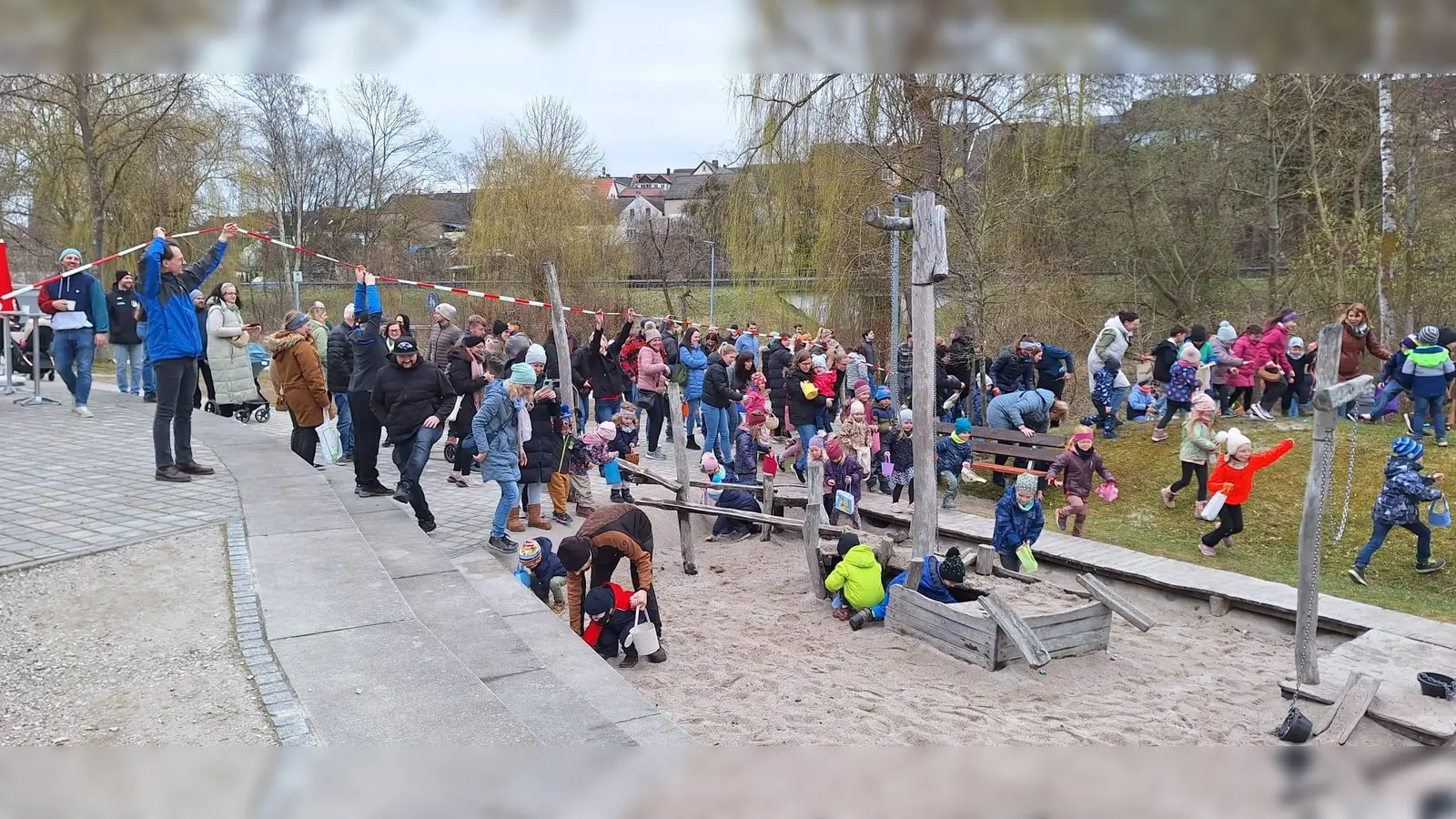 Startschuss zur Ostereiersuche (Bild: Gregor Forster)