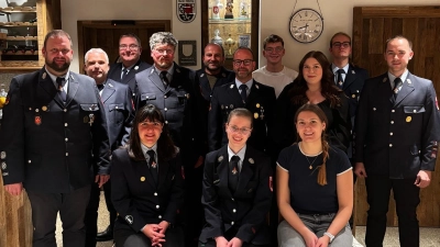 Die Geehrten und Beförderten mit Kommandant Manfred Scharnagl (links) sowie dem stellv. Kommandanten David Riedl (rechts).  (Bild: Jakob Czepa )