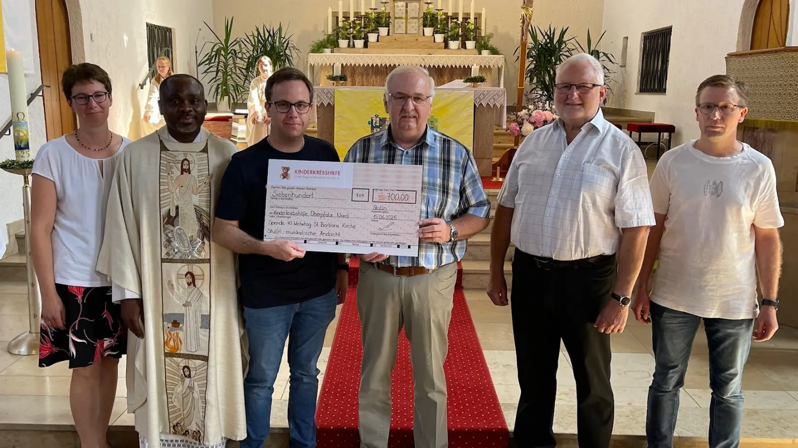 Spendenübergabe von 1000 € an die Kinderkrebshilfe Oberpfalz Nord.<br>v.l. Judith Lobinger, Pfarrvikar Christian Ogu, Roland Lebrecht mit dem Vorsitzenden der Kinderkrebshilfe Herbert Putzer, Joseph Bierler, Braumeister Jürgen Ferschl (Bild: Stefan Wittmann)