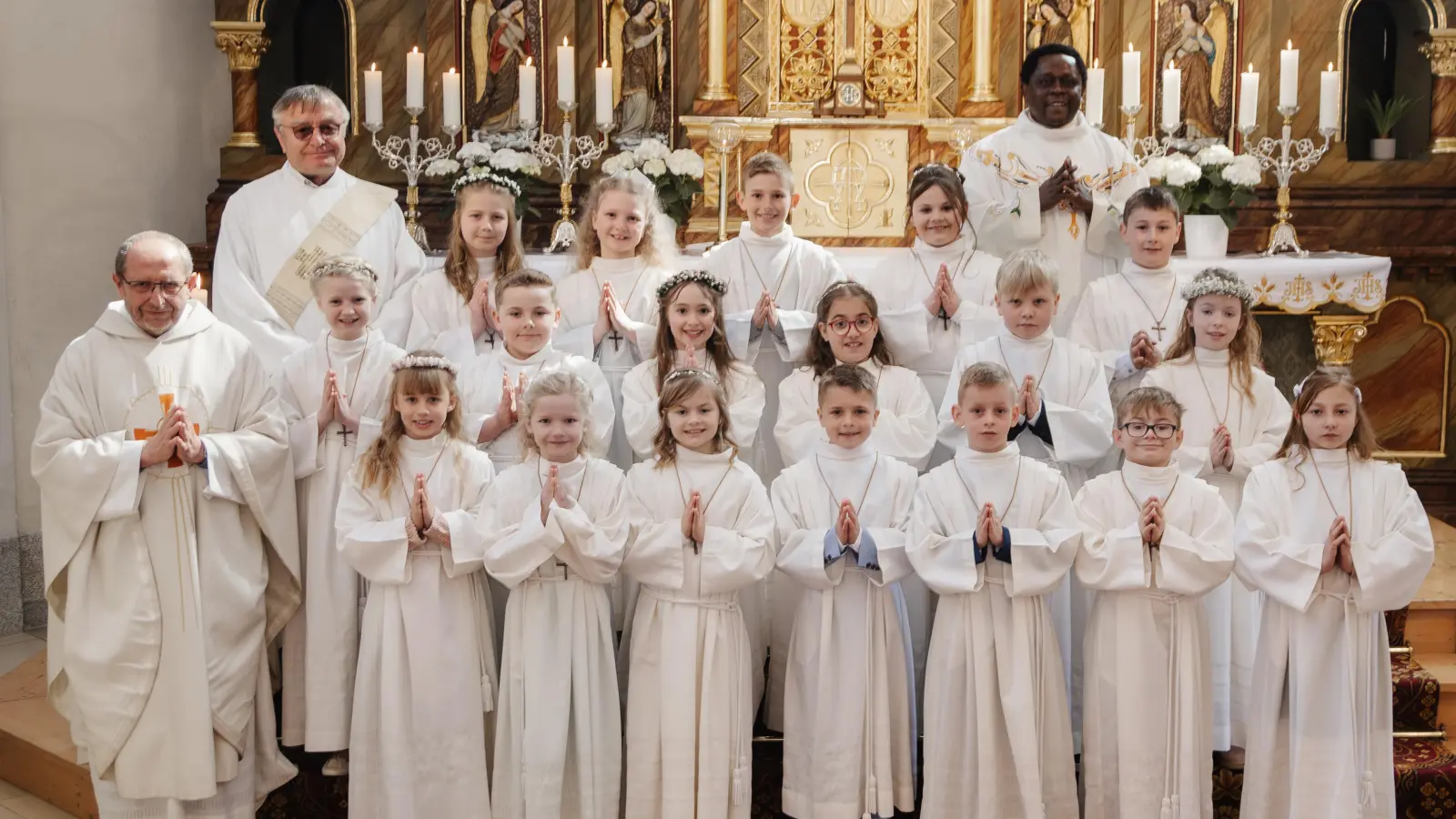 Die Kommunionkinder mit (von links) Pfarrer Thomas Thiermann, Diagon Egon Giehl und Pfarrvikar Edmund Onah. (Bild: Fotostudio Hummer)