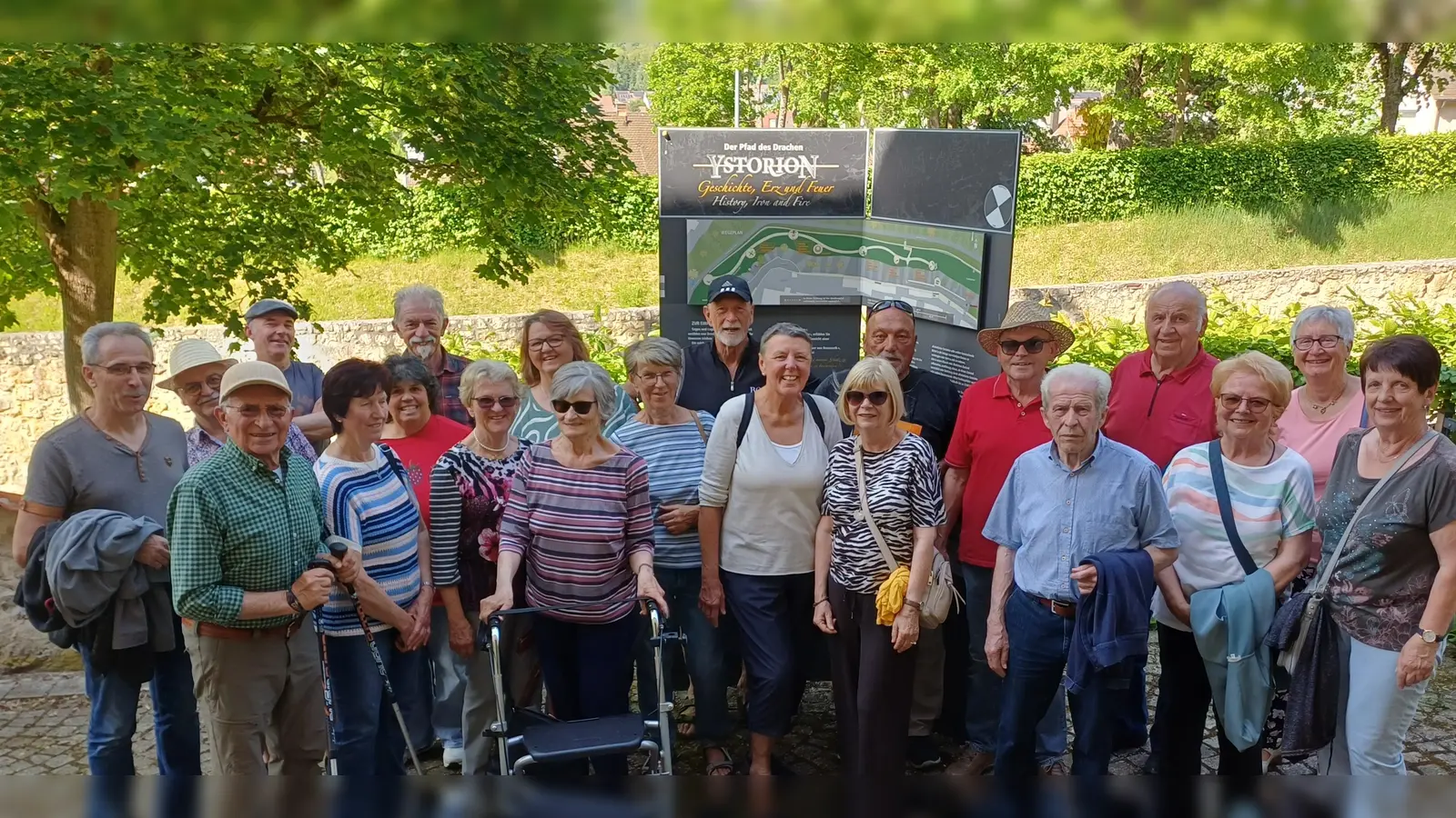 Auf „Bierspuren” durch die Altstadt von Sulzbach wandelte eine Gruppe des Heimatvereins Birgland mit Monika und Peter Preller (2. und 7. v. re.). (Bild: Gerda Donhauser)
