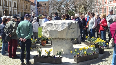 Teilnehmer der dritten Tour „Eine Expedition durch unsere Heimat“ bei einem Zwischenstopp in Vilseck – unterwegs zu exklusiven Einblicken, verborgenen Orten und überraschenden Geschichten aus der Region (Bild: Walter Heldrich)