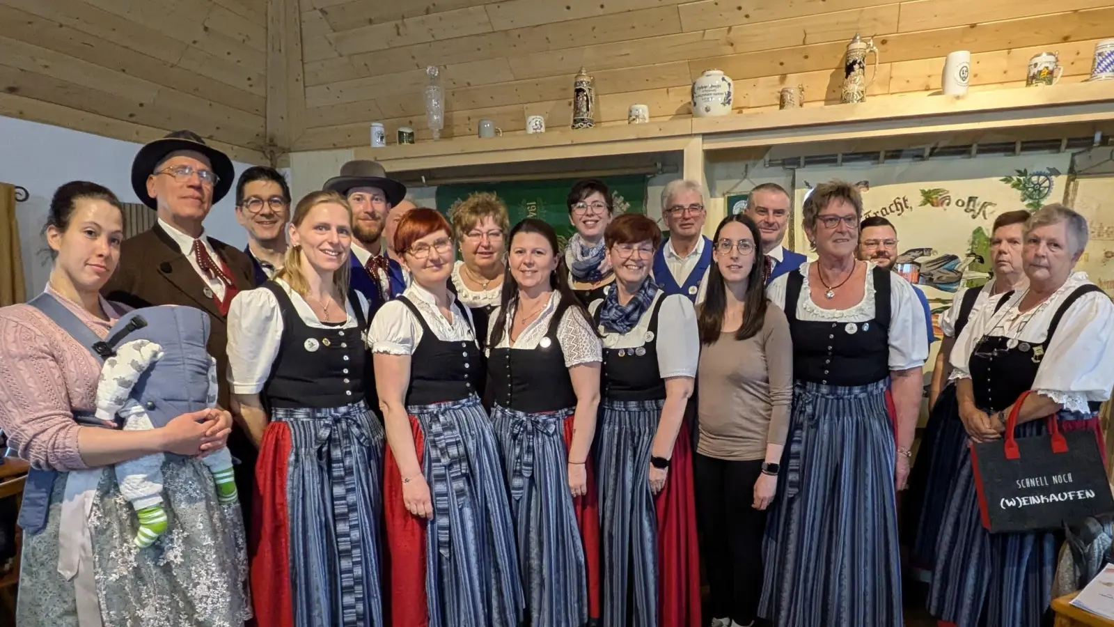 Die von der Hauptversammlung gewählte Vorstandschaft, bestehend aus (von links): Franziska Böhm, Gauvorstand Peter Fink, Christian Summer, Kerstin Meyer, Michael Meier, Alfred Naber (verdeckt), Sylvia Summer, Ingrid Naber, Romina Seifert, Eva Pfab, Martina Dolles, Franz Dolles, Marina Brearley, Gaston Lottner, Sieglinde Meier, Steven Bahr, Martina Dinges und Annemarie Steinl. (Bild: Christian Summer)