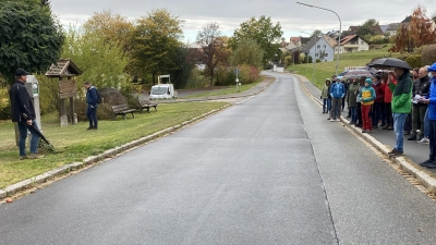 Auf dem „Marterlweg”, hier das „Zeugmachermarterl”, erklärt Vorstand Richard Schneider die Bedeutung der Objekte. (Bild: Josef Glas)