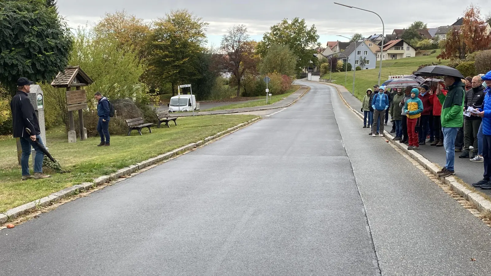 Auf dem „Marterlweg”, hier das „Zeugmachermarterl”, erklärt Vorstand Richard Schneider die Bedeutung der Objekte. (Bild: Josef Glas)