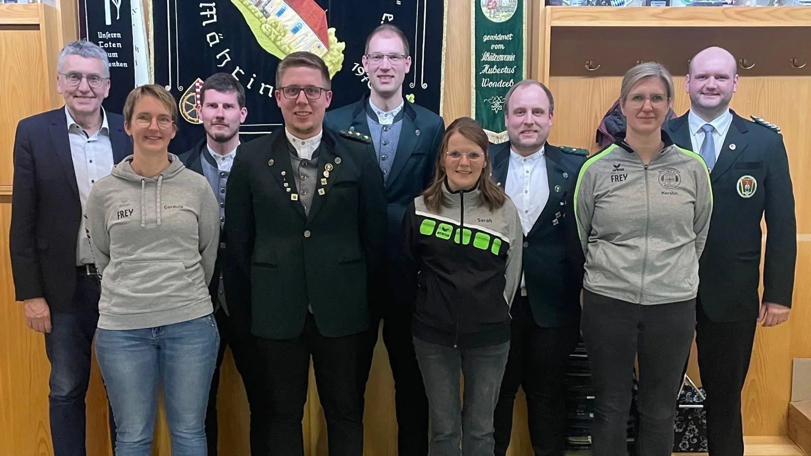 1. Bürgermeister Franz Schöner, Cordula Müller, Martin Freundl, Martin Riedl, Thomas Göhl, Sarah Beer, Michael Riedl, Kerstin Kaiser, Gauschützenmeister Florian Greil. (Bild: Sarah Beer)