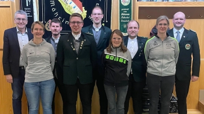 1. Bürgermeister Franz Schöner, Cordula Müller, Martin Freundl, Martin Riedl, Thomas Göhl, Sarah Beer, Michael Riedl, Kerstin Kaiser, Gauschützenmeister Florian Greil. (Bild: Sarah Beer)