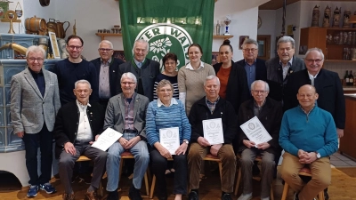 Die Geehrten und die Ehrengäste mit der Vorstandschaft (Bild: Georg Hüttner)