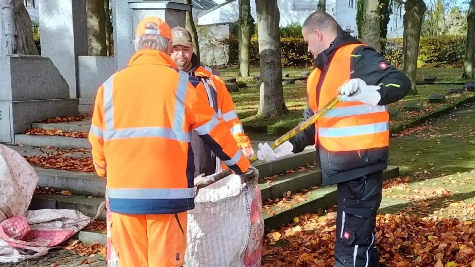 Bei Reinigungsarbeiten am Kriegerdenkmal. Michael Funk unterstützt dabei tatkräftig die beiden Mitglieder des Stadtgärtnerteams. Gemeinsam sorgen sie dafür, dass das Denkmal wieder gepflegt und sauber wirkt. Bild von rechts Michael Funk - Mitarbeiter der KjF Werkstätte, Ziebarth Pierre und Kraus Rudolf vom Stadtgärtner-Team. (Bild: Josef Scharnagl)