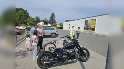 Pfarrer Udo Klösel segnete unter anderen die BMW R 18 von Karl Bauriedl. (Bild: Karl Ziegler)