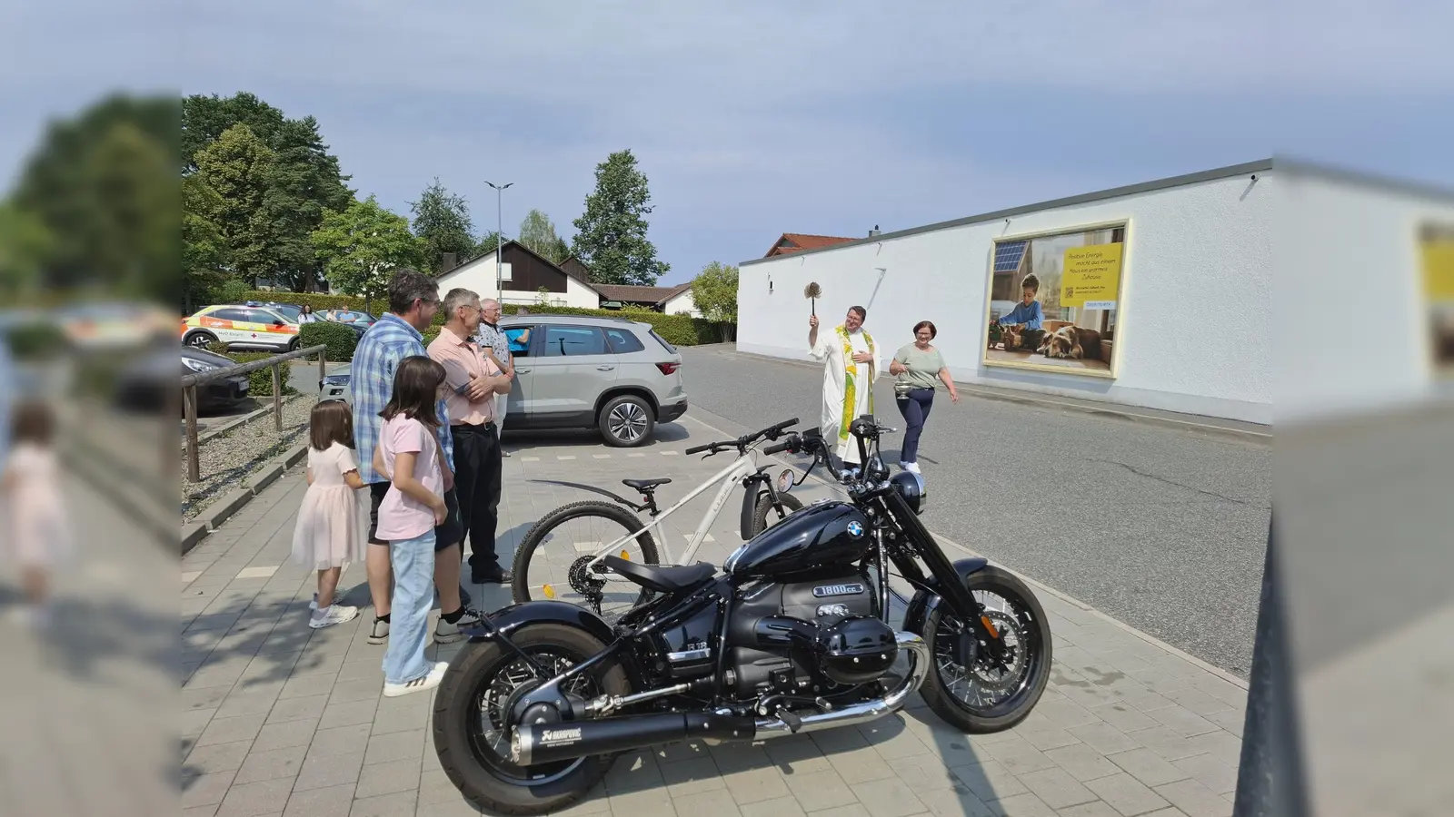 Pfarrer Udo Klösel segnete unter anderen die BMW R 18 von Karl Bauriedl. (Bild: Karl Ziegler)
