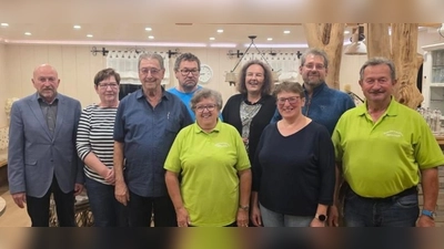 Die neue Vorstandschaft der Wanderfreunde Mitterteich. Vorsitzende bleibt Andrea Zinnecker(Mitte) dazu gratuliert Stadtverbandsvorsitzender Peter Haibach (links). (Bild: Andrea Zinnecker)