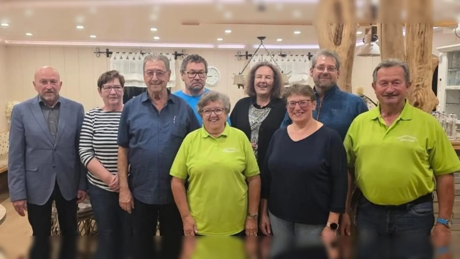 Die neue Vorstandschaft der Wanderfreunde Mitterteich. Vorsitzende bleibt Andrea Zinnecker(Mitte) dazu gratuliert Stadtverbandsvorsitzender Peter Haibach (links). (Bild: Andrea Zinnecker)