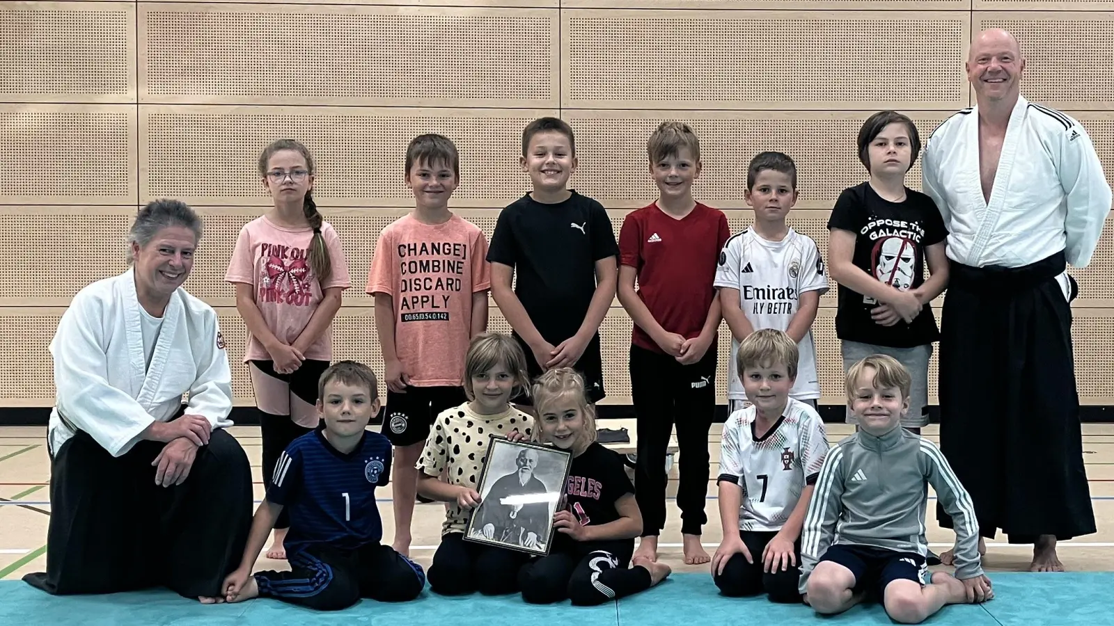 Auf dem Bild die am Donnerstag anwesenden Teilnehmer des Ferienprogramms. Links Trainerin Margret Schles und rechts Trainer Thomas Schedl. (Bild: Margret Schels)