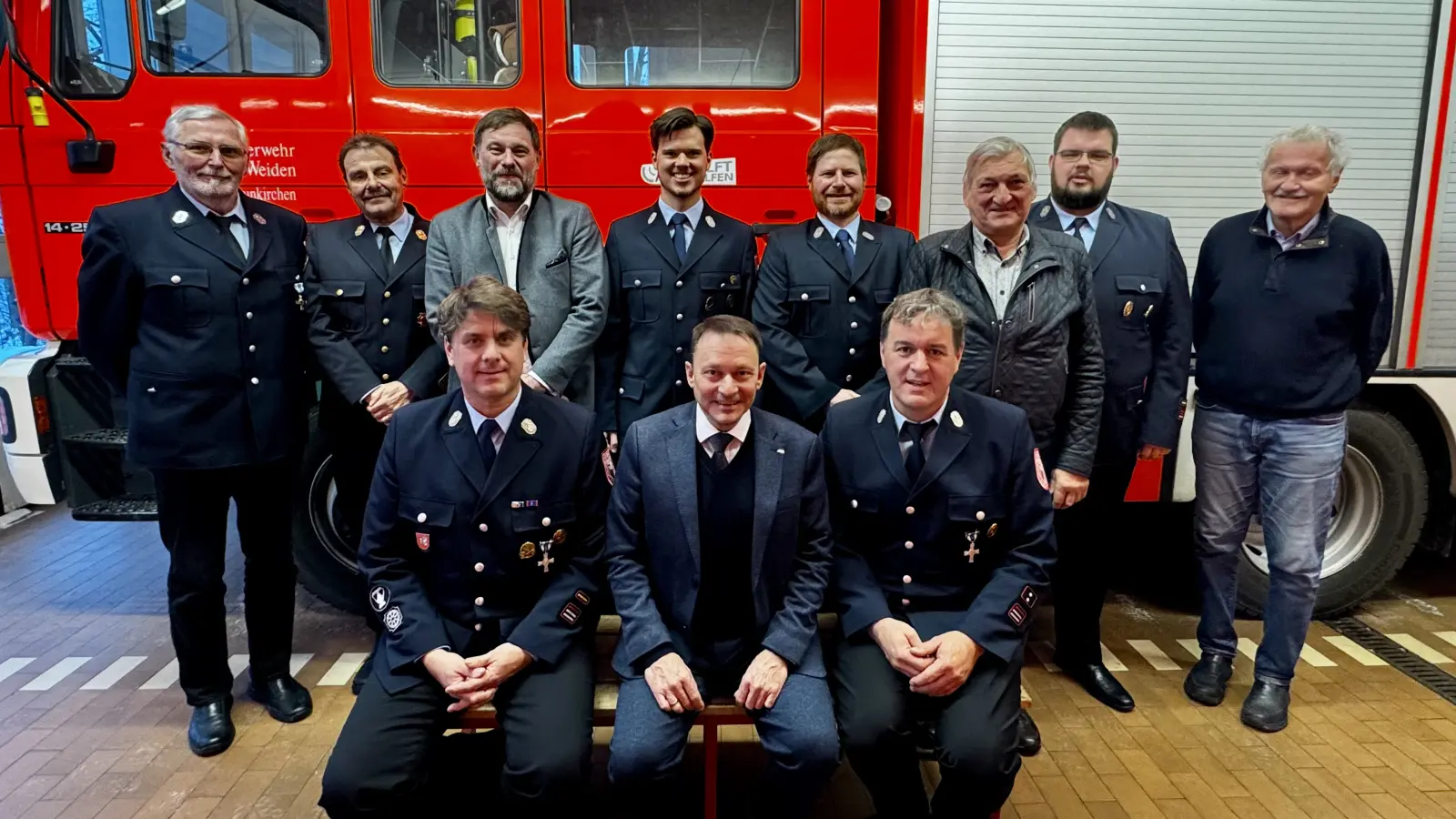 Die Vorstandschaft, die Geehrten und Beförderten sowie die Politischen Vertreter. Stehend von Links: Johann Frischholz, Richard Schieder (SBR), Markus Bäumler (CDU), Simon Dittrich, Michael Schmid, Karl Bärnklau (B90/Grüne), Jakob Grajer (stellv. Kdt.), Bernhard Schlicht (FW), Sitzend von Links: Roman Baumgärtner (Kdt.), Jens Meyer (OB - SPD), Gerd Miederer (1. Vorsitzender). (Bild: Jakob Grajer)