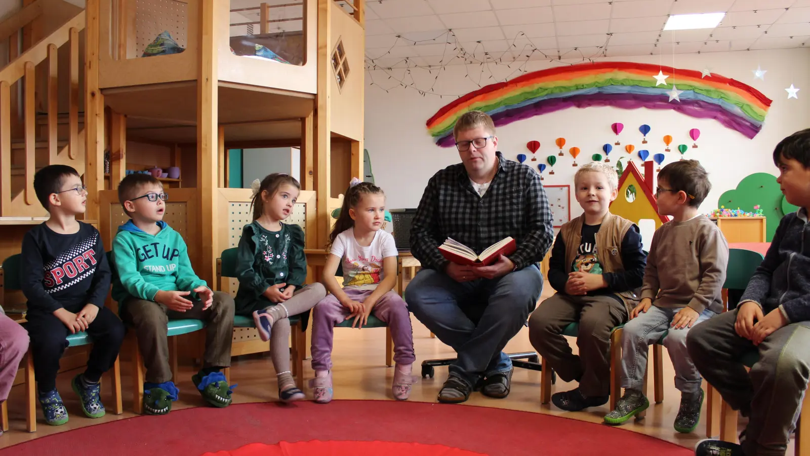 Stefan Dotzler liest den Kindern vor. (Bild: Simone Heidl)