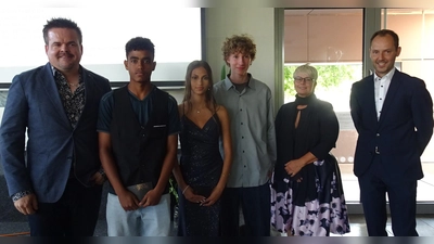 Die 3 besten Absolventen der MS Ammersricht: Lehrer Daniel Mertl (P9), Samiel Tesfay (P9, Schnitt 2,6), Jasmin El Sayed (R9, Schnitt 1,9), Lenn Kreil (R9, Schnitt 1,9), Lehrerin Daniela Troidl (R9) und Rektor Markus Lacher. (Bild: Markus Lacher)
