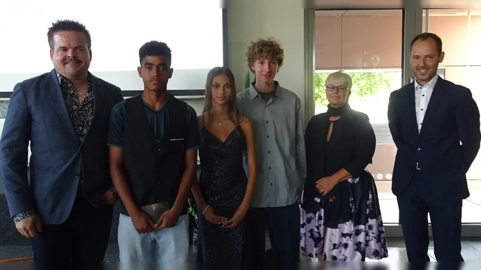 Die 3 besten Absolventen der MS Ammersricht: Lehrer Daniel Mertl (P9), Samiel Tesfay (P9, Schnitt 2,6), Jasmin El Sayed (R9, Schnitt 1,9), Lenn Kreil (R9, Schnitt 1,9), Lehrerin Daniela Troidl (R9) und Rektor Markus Lacher. (Bild: Markus Lacher)