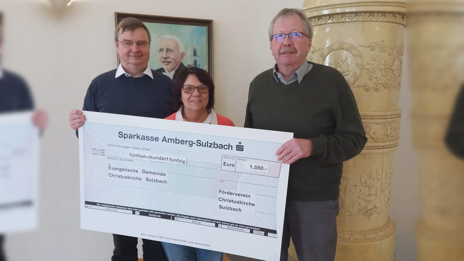 Der Förderverein übergibt € 1.550.- an Stadtpfarrer Dr. Kurz. (Bild: Günter Schultheiß)