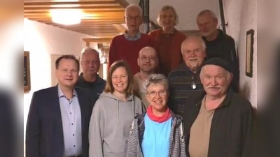 Untere Reihe v.l.n.r.: BGM Christian Porsch, Verena Porsch, Edith Pietsch, Reinhold Schmid. Mittlere Reihe v.l.n.r.: Norbert Wirner, Eckart Stenzel, Erich Porsch. Hintere Reihe v.l.n.r.: Norbert Pietsch, Maria Rüggeberg, Bernhard Hauer. (Bild: Erich Porsch )