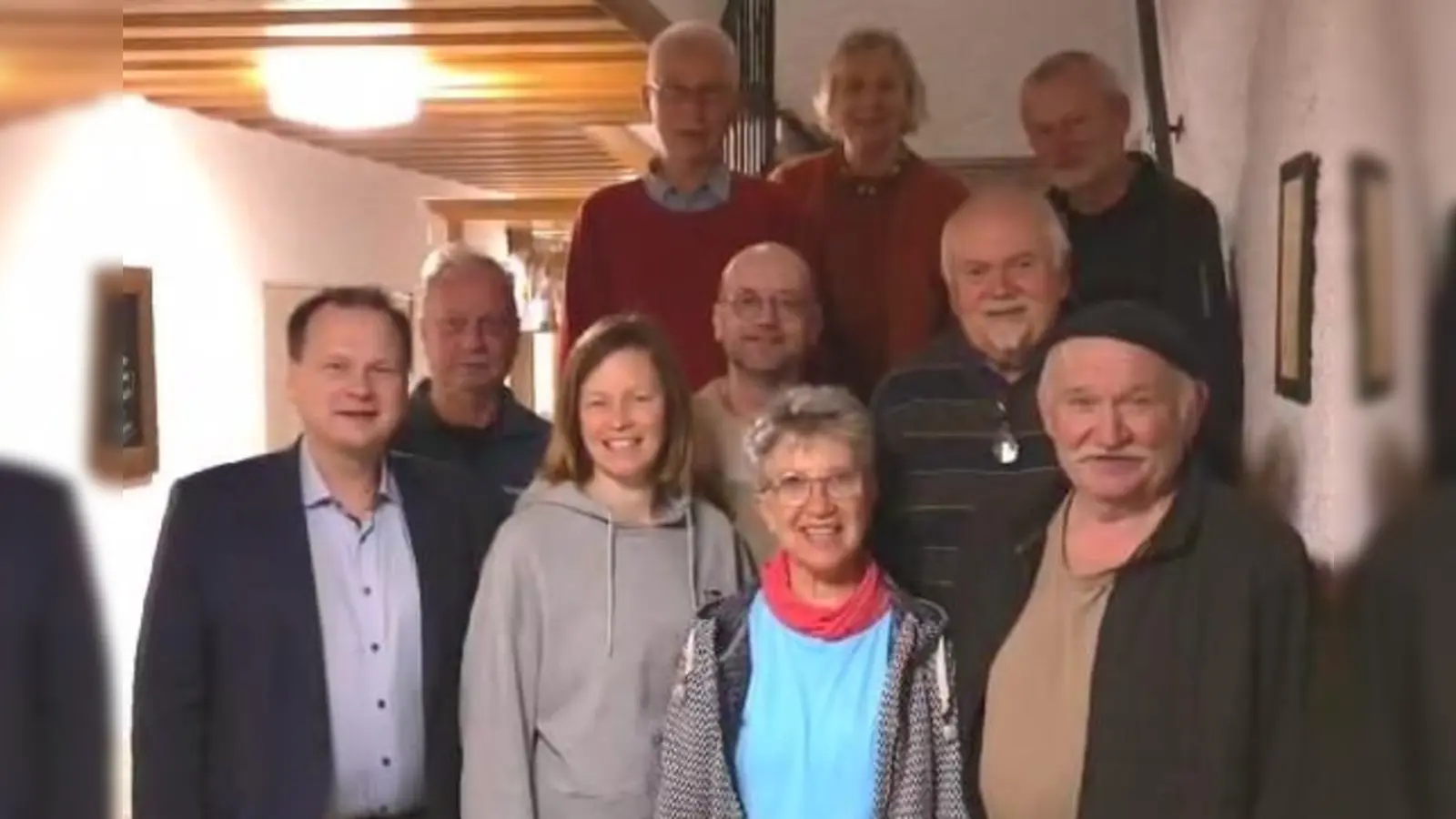 Untere Reihe v.l.n.r.: BGM Christian Porsch, Verena Porsch, Edith Pietsch, Reinhold Schmid. Mittlere Reihe v.l.n.r.: Norbert Wirner, Eckart Stenzel, Erich Porsch. Hintere Reihe v.l.n.r.: Norbert Pietsch, Maria Rüggeberg, Bernhard Hauer. (Bild: Erich Porsch )