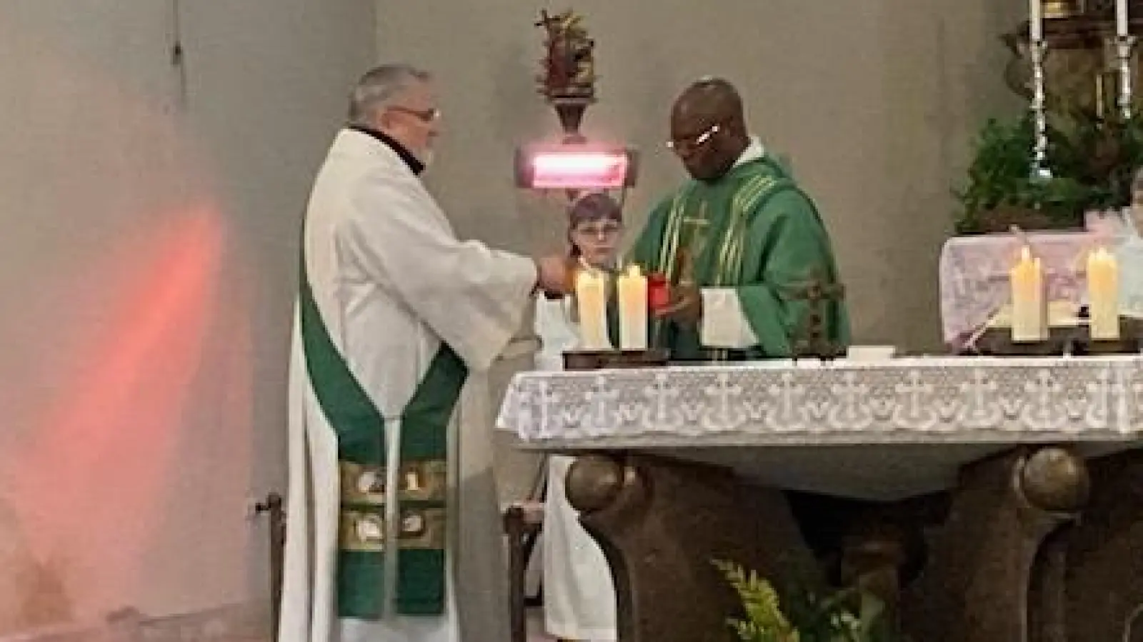 Diakon Ulrich Wabra übergab ein süßes Dankeschön an Pfarrer Dr. Joe-Barth Abba am Ende der Messfeier. (Bild: Sieglinde Schärtl)