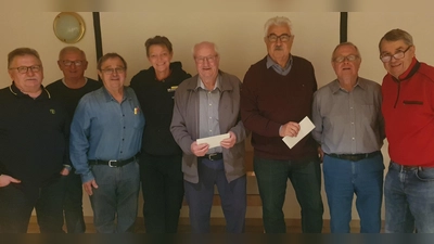 Siegerehrung beim Watter-Turnier: Oldie-Chef Rudi Maier, Heinrich Maier, Organisator Alois Zehrer, Wirtin Liane Sollfrank, Helmut Pieripioka, Rupert Troppmann, Franz Hartich und Hans Stich. (Bild: Martin Staffe)