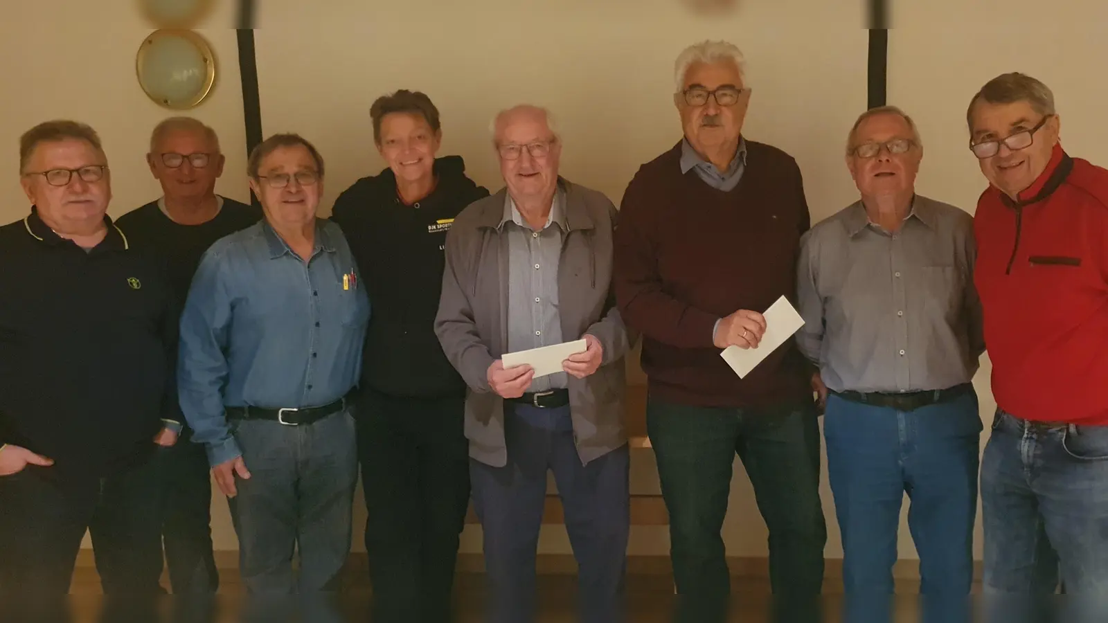 Siegerehrung beim Watter-Turnier: Oldie-Chef Rudi Maier, Heinrich Maier, Organisator Alois Zehrer, Wirtin Liane Sollfrank, Helmut Pieripioka, Rupert Troppmann, Franz Hartich und Hans Stich. (Bild: Martin Staffe)