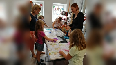 Die Kinder sind eifrig bei der Sache. (Bild: Agnes Mächtl)