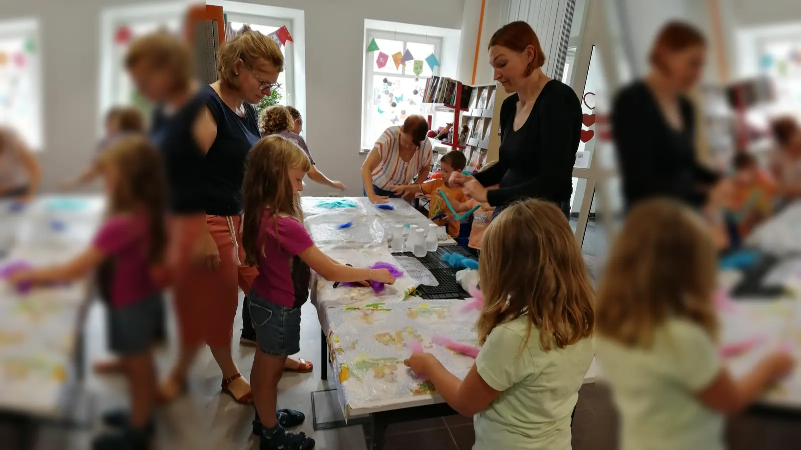 Die Kinder sind eifrig bei der Sache. (Bild: Agnes Mächtl)