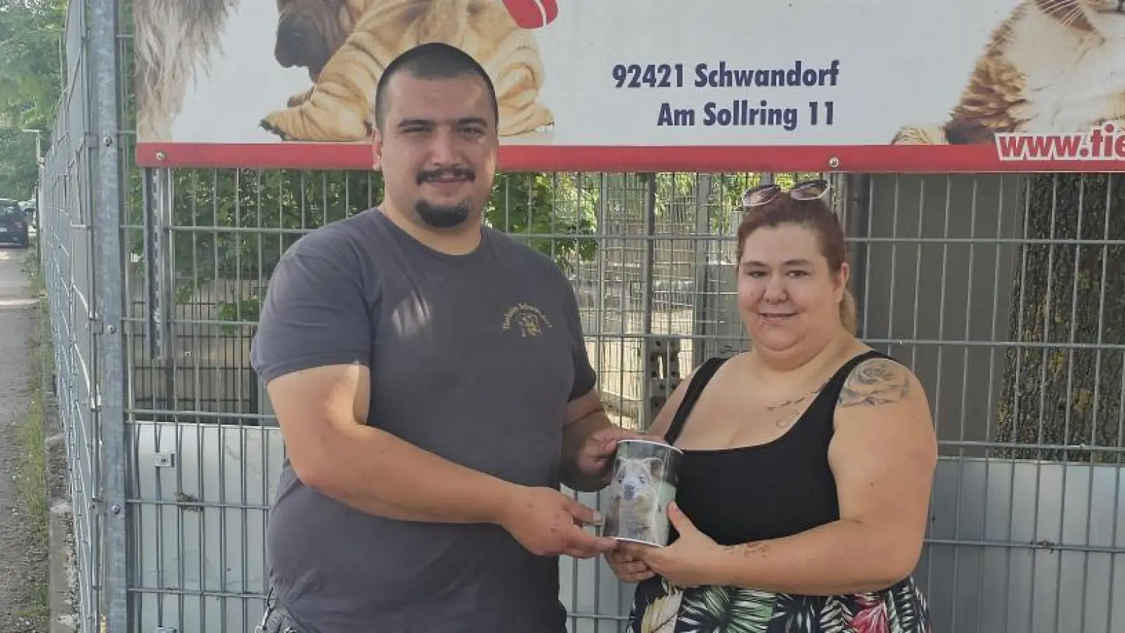 Jasmin Bulzcak, Schülersprecherin der Berufsfachschulen Oberviechtach, übergibt die Spende der Schülerinnen und Schüler an einen Tierpfleger des Tierschutzvereins Schwandorf  (Bild: Kevin Einert)
