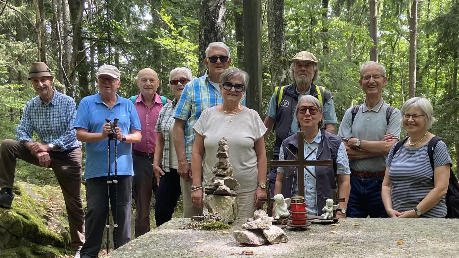 Wanderer des OWV Nabburg beim Gipfelkreuz des 668 m hohen Buchberg (Bild: Hans Rachwalik)