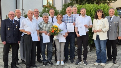 Das Bild zeigt von links – Kreisvorsitzender Lehr, Erich Kormann, Gerhard Kirsch, Werner Rieger, Erich Speckner, Peter Dimler, Renate Steger, Norbert Biersack, Siegfried Redel, Jonas Götz, Bürgermeisterin Birgit Barth, Vorsitzender Lehner.  (Bild: Josef Lehner)
