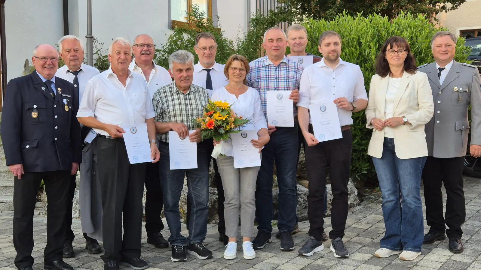 Das Bild zeigt von links – Kreisvorsitzender Lehr, Erich Kormann, Gerhard Kirsch, Werner Rieger, Erich Speckner, Peter Dimler, Renate Steger, Norbert Biersack, Siegfried Redel, Jonas Götz, Bürgermeisterin Birgit Barth, Vorsitzender Lehner.  (Bild: Josef Lehner)