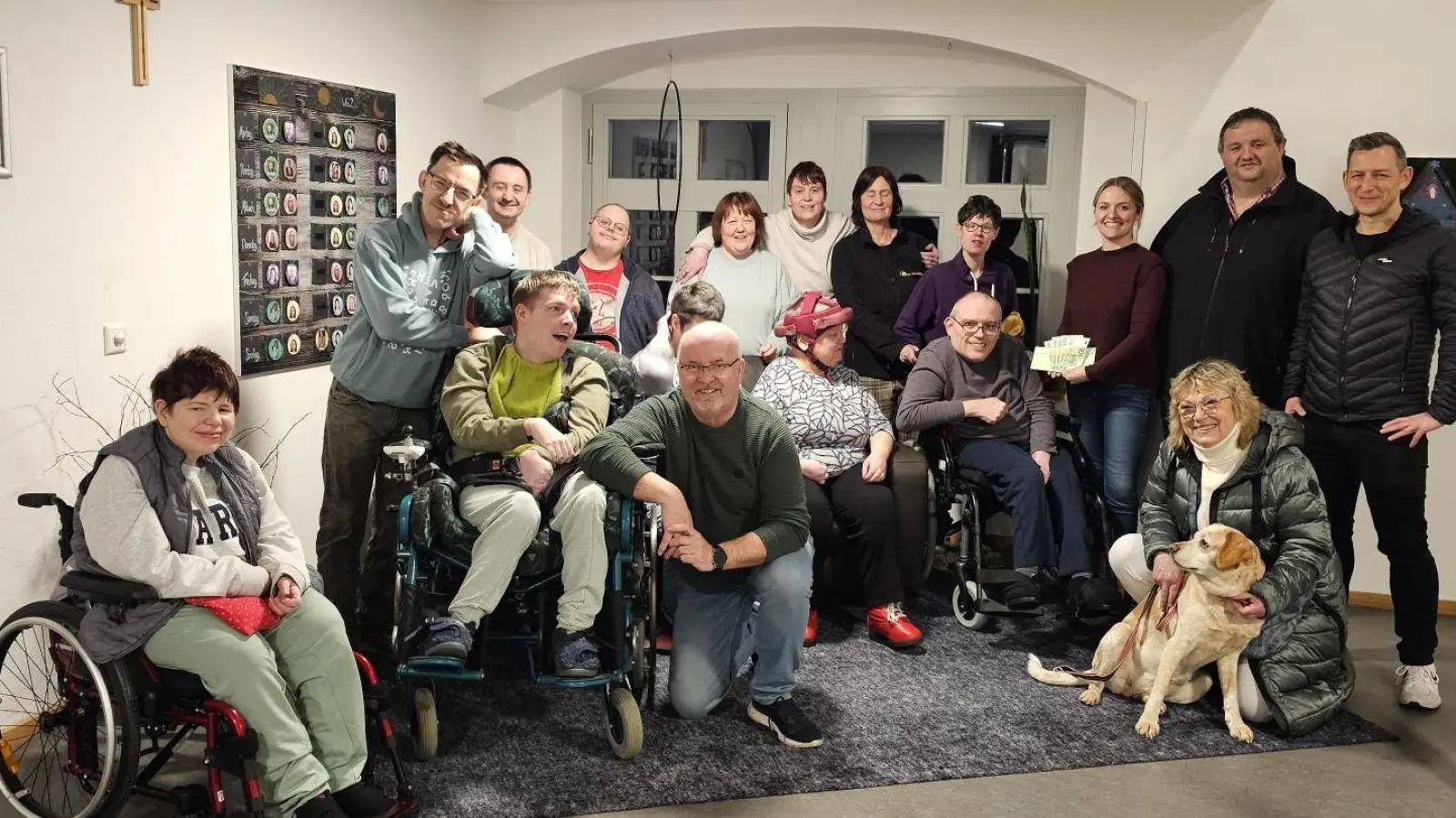 Die Bewohner des Hauses St. Gertrud freuten sich über den Besuch der Delegation. Vorne rechts Astrid Schuster mit Hund Lieboo, hinten von rechts: Dominik Slany, Helmut Zeitler, Romina Rauch<br>Mitte kniend Andres Stumpe. (Bild: Eva Bertova)