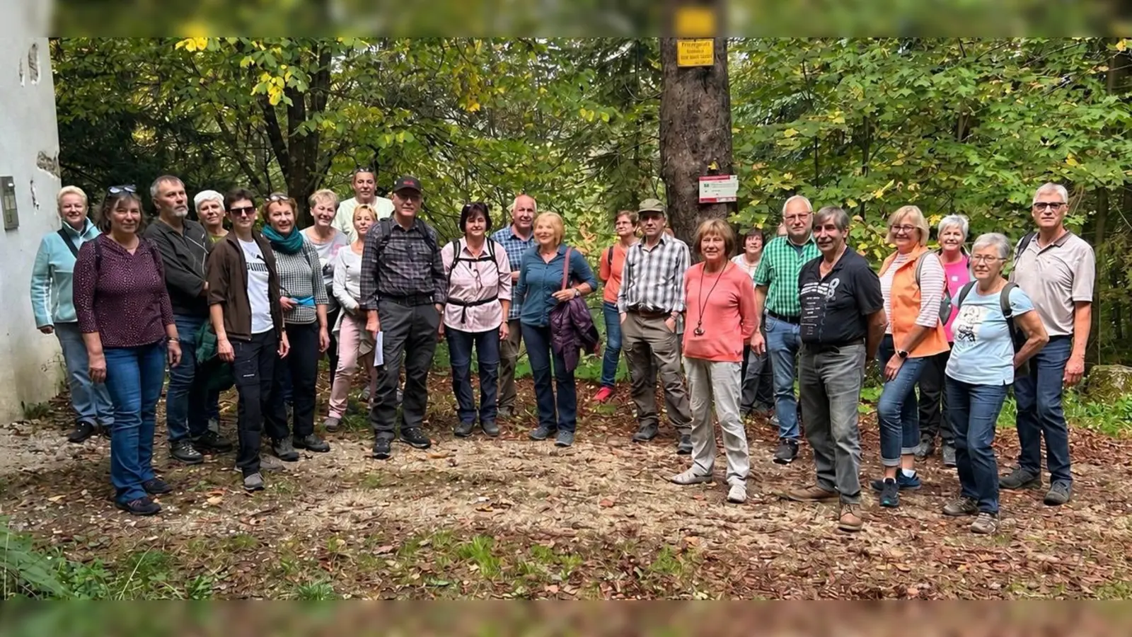 Die SV Kauerhof Wandergruppe vor dem Schloss Neidstein (Bild: Jürgen Meidenbauer)