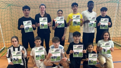 Zum Dank an die Schulleitung für das „Ostergeschenk” stellten sich die Mannschaftsführer zur Erinnerung nach ihrem Ergebnis auf v.l. stehend 8b (1.), Lehrerteam/Fr.Haller (2.), 9b (3.), 8a (4.), 7b (5.), 6a (6.), kniend v.l. 6b (7.), D-5/6 (8.), 7a (9.), 5a (10.), 6b (11.), 9b (12.)<br><br> (Bild: Thomas Gebele )