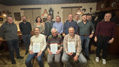 Stehend v.l. Wolfgang Bergmann, Armin Bulenda, Ulrike Guttenberger, Dr. Stephan Oetzinger, Franz Eger, Michael Kiesbauer, Johannes Eger, Michael Bauer, Erich Schmid, Katharina Bayer<br>Sitzend v.l. Klaus Prießnitz, Josef Schafbauer, Martin Kölbl<br> (Bild: Maria Bodensteiner)