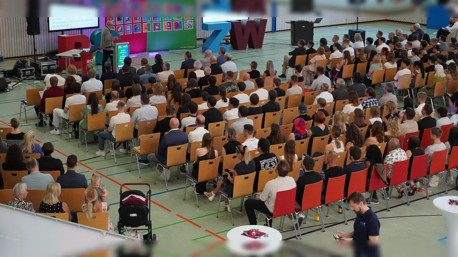 Die Turnhalle wurde zum Festsaal. (Bild: Roland Frischholz)