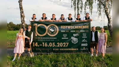 Der Festausschuss des KBV Kirchenthumbach und eine Abordnung der Festdamen vor dem Banner zum 100-jährigen Jubiläum auf dem künftigen Festplatz. (Bild: Lukas Lohner)