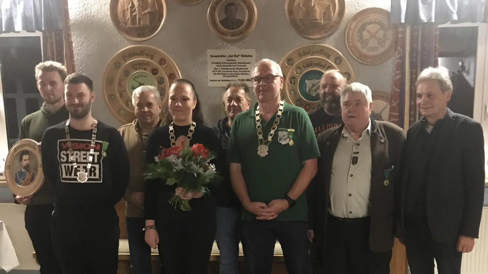 (von links nach rechts) Kevin Schötz, Marcel Appel, Rudi Beck, Sahra Appel, Bernhard Zechmeier, Erwin Appel, Andy Schötz, 1. Vorstand Josef Spies, 2. Bürgermeister Josef Weinfurtner (Bild: Nico Schwendtner)