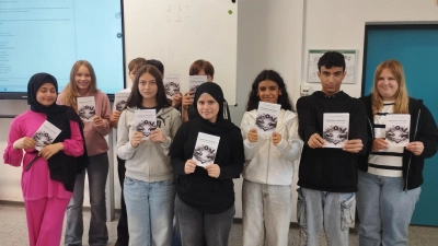 Gemeinsam verbunden: Schülerinnen und Schüler gestalteten einen Gedichtband (Bild: Jan Wiltsch)