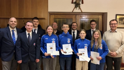 Gruppenbild mit den geehrten Mitgliedern und den Jugendlichen, die ein Abzeichen überreicht bekommen haben. (Bild: Michaela Appl)