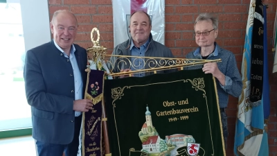 Übergabe des Restvermögens und der Vereinsfahne an den Ersten Bürgermeister der Gemeinde Kümmersbruck. (Bild: Klaus-Günter Backes)