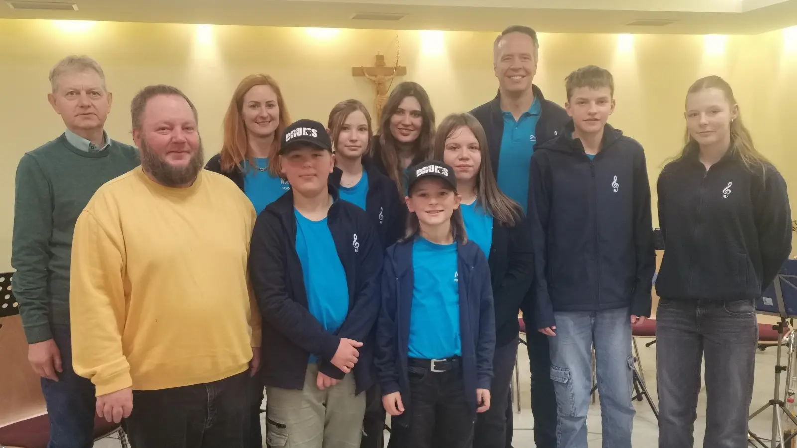 Die Jungmusiker mit Herrmann Lößl, Tobias Zeitler, Theresa Bauer, Susanne Hutzler und Kapellmeister Sebastian Kunschir (von links). (Bild: Annemarie Mösbauer)