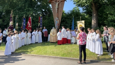 Eucharistische Anbetung an einem der Altäre (Bild: Maria Schlögl)