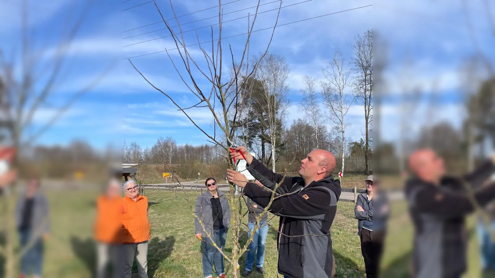 Markus Fuchs vom LRA zeigt den Kursteilnehmern den richtigen Schnitt  (Bild: Leoni Wiesneth )