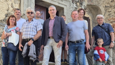 Die Delegation aus dem Schönseer Land vor den Türen des Ronsperger Schlosses (Bild: Nicole Rochelt)
