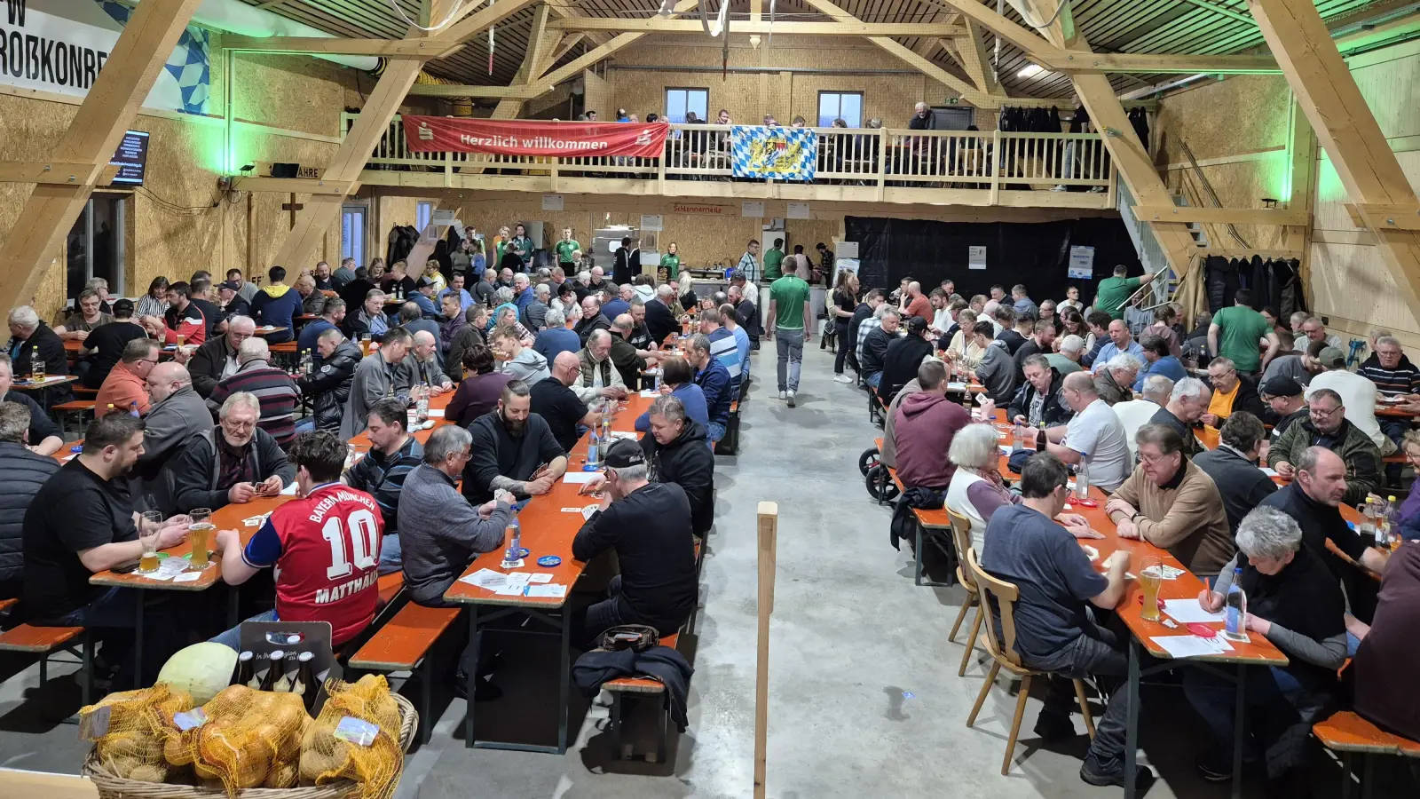Die Vereinshalle der Feuerwehr in Großkonreuth war bis zum letzten Platz gefüllt. (Bild: Tobias Lippert)