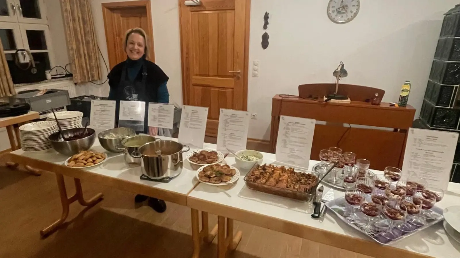 Aufgebautes Buffet mit Referentin Sylvia Mauermaier (Bild: Inge Wolfrath)